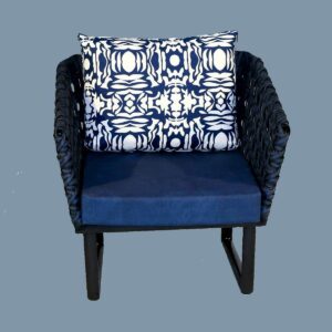 Poltrona Tokio com estrutura de alumínio e trama em Fibra Sintética.